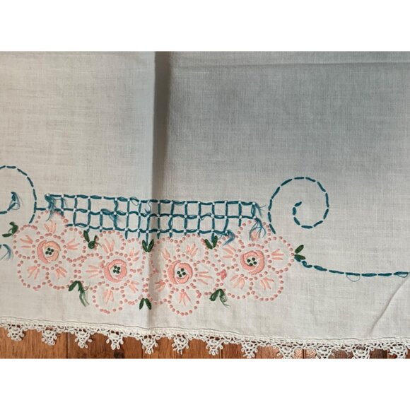 Vintage Embroidered Floral Table Runner with Lace Edges 18x41 - Picture 6 of 11